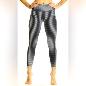 Lululemon Wunder Under Crop Parallel
Stripe rare Black White; size 4